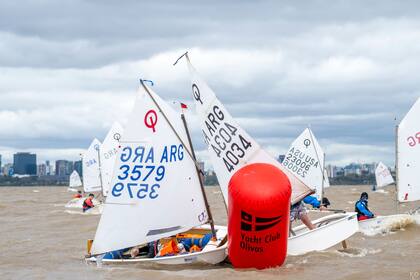 Gran parte de los clubes se concentran en la ribera norte del Río de La Plata y en esas aguas se dan muchos de los campeonatos