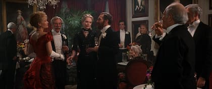 Gran parte de los interiores fueron creados por el escenógrafo italiano Dante Ferretti, colaborador de directores como Federico Fellini y Ettore Scola