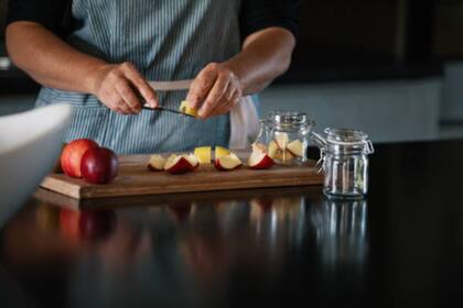 Gran parte de valor nutricional de la manzana proviene de su contenido en fibra, con aproximadamente 4 gramos por cada pieza mediana (Foto: iStock)