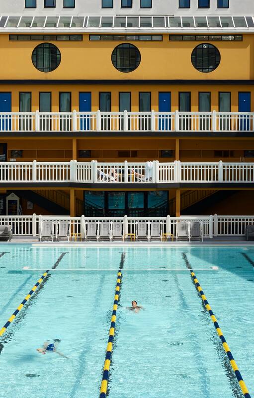 Gran piscina exterior, con 46 m de largo.