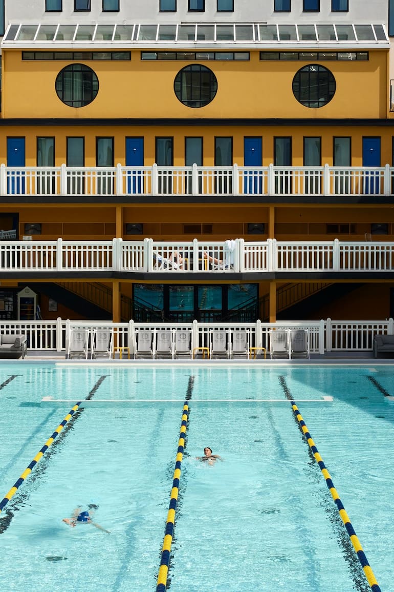 Gran piscina exterior, con 46 m de largo.