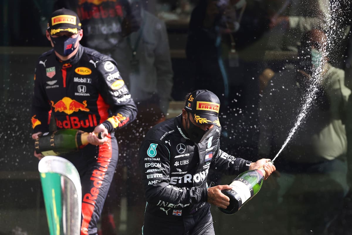 Gran Premio de Bélgica de 2020: Max Verstappen y Lewis Hamilton celebran en el podio con champagne, una tradicional bebida que no estará durante 2021, por un acuerdo del promotor de la categoría.