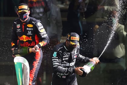 Gran Premio de Bélgica de 2020: Max Verstappen y Lewis Hamilton celebran en el podio con champagne, una tradicional bebida que no estará durante 2021, por un acuerdo del promotor de la categoría.