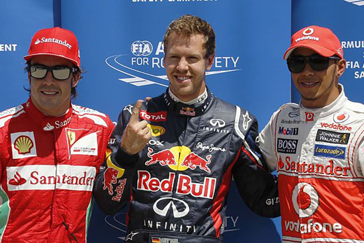 Gran Premio de Canadá 2012: Fernando Alonso (Ferrari) y Lewis Hamilton (McLaren) flanquean al poleman Sebastian Vettel; en ese año, el piloto germano se consagró campeón con una diferencia de tres puntos sobre el español, con Kimi Raikkonen clasificándose tercero y el británico en el cuarto escalón del mundial