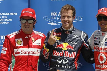 Gran Premio de Canadá 2012: Fernando Alonso (Ferrari) y Lewis Hamilton (McLaren) flanquean al poleman Sebastian Vettel; en ese año, el piloto germano se consagró campeón con una diferencia de tres puntos sobre el español, con Kimi Raikkonen clasificándose tercero y el británico en el cuarto escalón del mundial