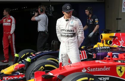 Gran Premio de China 2015: Lewis Hamilton ganador en el circuito de Shanghái, observa la Ferrari de Kimi Raikkonen, que terminó en el tercer puesto; una década después, el británico se une a la Scuderia
