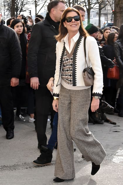 Gran referente del chic relajado, Carolina no tiene miedo de combinar distintos tipos de estampados, aunque siempre cuida que sean en la misma gama para no sobrecargar de información sus outfits.