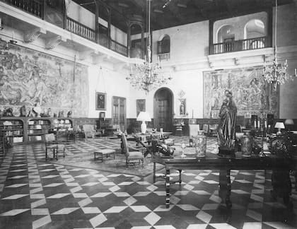 Gran sala de la residencia, con triple altura para permitir que se lucieran los tapices.