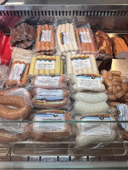 Gran variedad de salchicas a la venta: desde Currywurst, Weisswurst (salchicha blanca) y ahumadas.