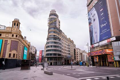 Gran Via en Madrid vacia
