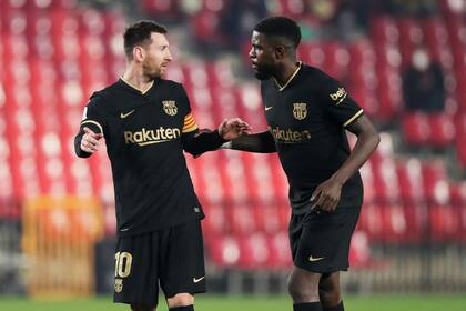 GRANADA, SPAIN - FEBRUARY 3: (L-R) Lionel Messi of FC Barcelona, Samuel Umtiti of FC Barcelona during the Spanish Copa del Rey match between Granada v FC Barcelona at the Estadio Nuevo Los Carmenes on February 3, 2021 in Granada Spain (Photo by David S. Bustamante/Soccrates/Getty Images)