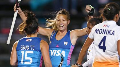 Granatto, tras marcar el segundo gol, festeja con Delfina Merino