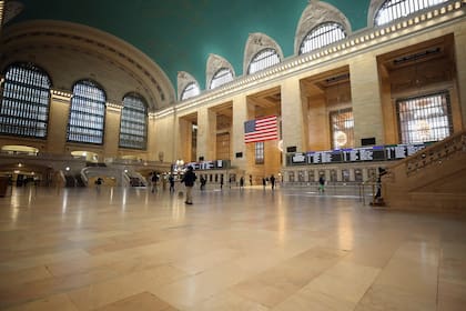 La estación Grand Central en Manhattan es uno de los puntos que conecta líneas de subte y trenes en la Gran Manzana; hoy luce vacía