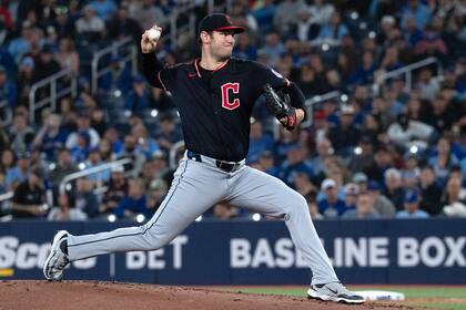 Grand slam de Schneemann con 2 outs en 9ª da victoria a Guardianes 5-3 sobre Azulejos