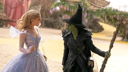 Grande y Eviro en una escena de Wicked: Por siempre