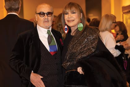 Grandes amigos, Gino Bogani y Mora Furtado posaron juntos en las escalinatas y después compartieron mesa.