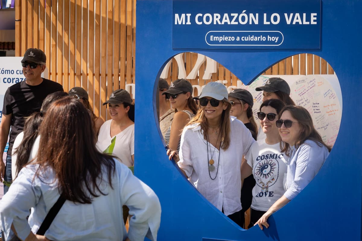 Grandes corazones dominaron el stand de Novo Nordisk en la Bienestar Fest: una forma de expresar el compromiso de la marca con el cuidado de la salud cardiovascular.