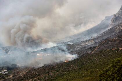 Grandes incendios arden en las laderas de la famosa Montaña de la Mesa en Sudáfrica
