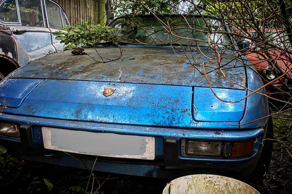 Grandes joyas y autos clásicos fueron encontrados escondidos en un campo a varios kilómetros de poblados y grandes ciudades; se habla de un "cementerio de autos clásicos"