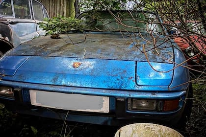 Grandes joyas y autos clásicos fueron encontrados escondidos en un campo a varios kilómetros de poblados y grandes ciudades; se habla de un "cementerio de autos clásicos"