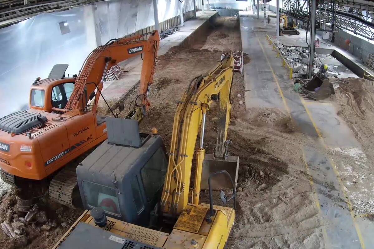 Grandes movimientos de tierra para conformar las nuevas líneas de montaje y chasis