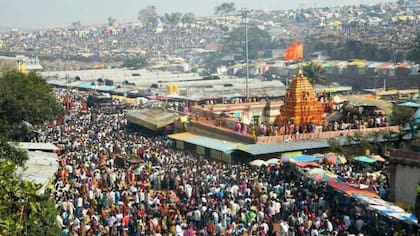 Grandes multitudes asisten al templo Saundatti Yellamma en Belgaum para un festival en el corazón de la tradición devadasi.
