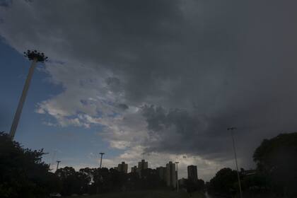 Grandes nubarrones cubren la Capital y Gran Buenos Aires, con una alerta por tormentas fuertes