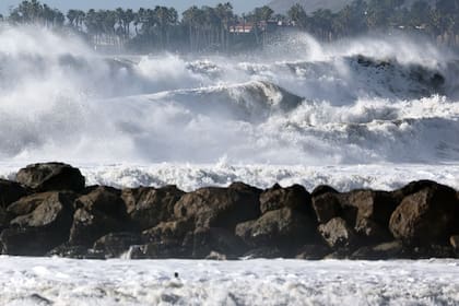 Grandes olas rompen cerca de la playa el 28 de diciembre de 2023 en Ventura, California.