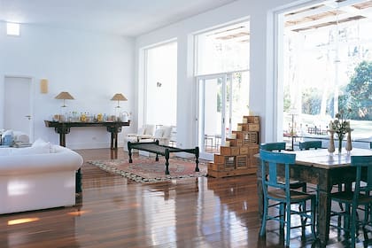 Una escalera japonesa marca un límite virtual entre el living y el comedor.