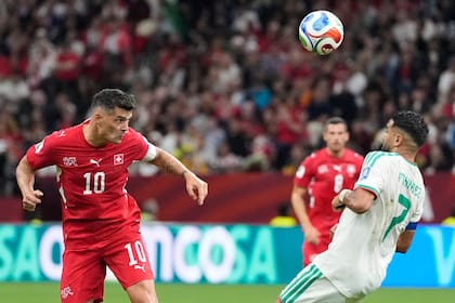 Granit Xhaka ante la marca de Riyad Mahrez, en el partido entre Suiza y Argelia, en Vancouver, por los 16avos de final del Mundial 2026