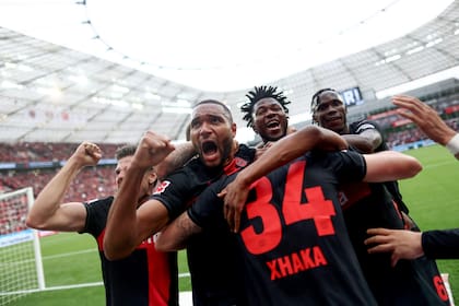 Granit Xhaka celebra con sus compañeros el segundo gol del Bayer Leverkusen ante Werder Bremen en el estadio BayArena