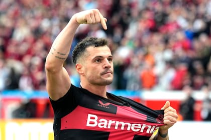Granit Xhaka del Bayer Leverkusen celebra el segundo gol de su equipo en el encuentro ante el Werder Bremen que llevó a que el Bayer se consagrara campeón de la Bundesliga el domingo 14 de abril del 2024. (AP Foto/Martin Meissner)