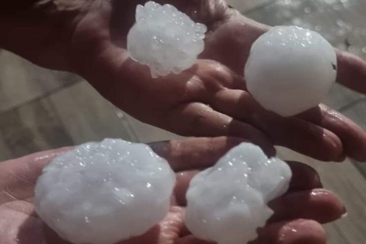 Granizo caído en Rosario, en momentos en que el temporal provocaba destrozos en San Nicolás
