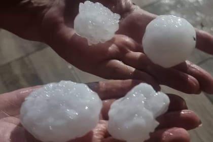Granizo caído en Rosario, en momentos en que el temporal provocaba destrozos en San Nicolás
