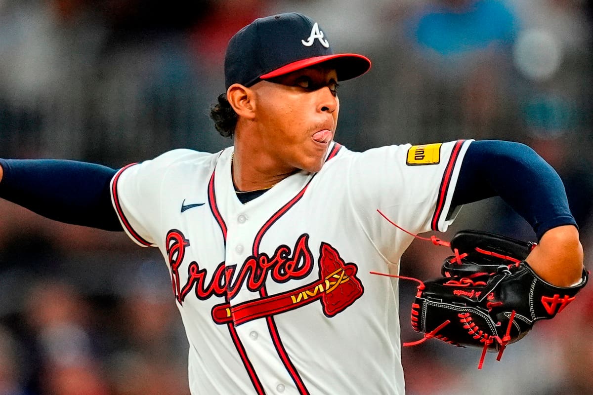 Grant Holmes y tres relevistas lanzan juego de un hit ante Cachorros, y Bravos se imponen por 5-2