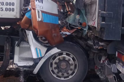 Grave accidente en Ruta 9 KM 89 sentido a Capital Federal, chocaron dos camiones y hay corte total