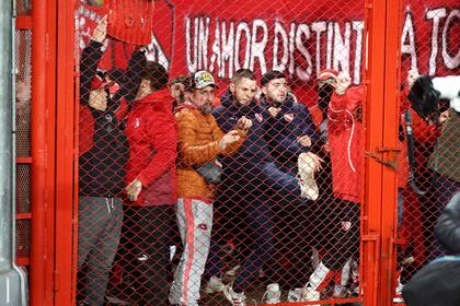 Graves incidentes en Avellaneda entre barras de Independiente y la U de Chile. Los visitantes arrojaron proyectiles al sector local, incendiaron butacas, y la policía intervino para desalojar. Un grupo de Independiente subió a la tribuna visitante y se enfrentó con seguidores de la U, dejando varios heridos. El partido, por octavos de final de la Sudamericana, fue suspendido.
