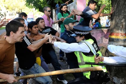 Graves incidentes en el Borda, la policia se enfrentó con los trabajadores del hospital y varios periodistas fueron heridos con balas de goma