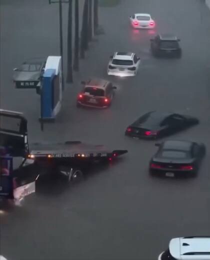 Graves inundaciones en calles y carreteras del sur de Florida