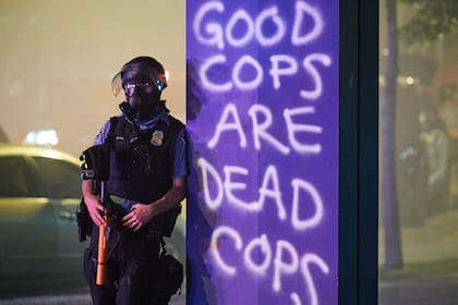 "Los buenos policías son los policías muertos"; dice el grafiti