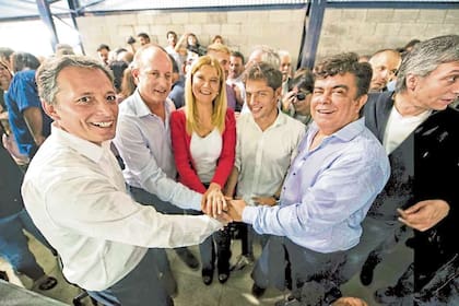 Gray, Insaurralde, Magario, Kicillof, Espinoza y Máximo Kirchner