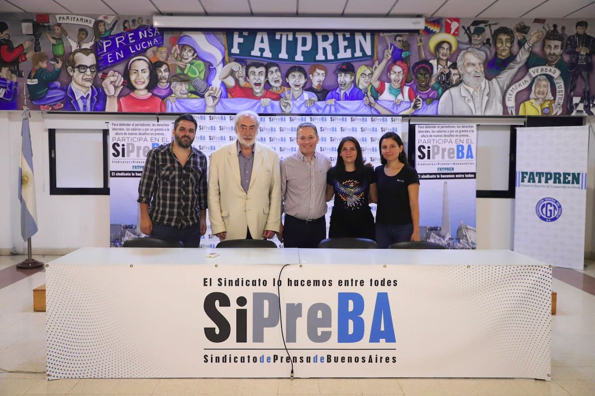 Gray, junto al constitucionalista Barcesat y representantes del gremio Sipreba