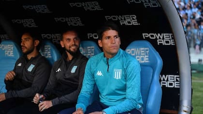 Grazzini, de buzo celeste, y Ezequiel Videla son los entrenadores interinos de Racing