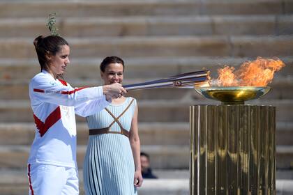 Grecia entregó la antorcha a los organizadores de los Juegos de Tokio-2020, en un estadio Panathinaikó de Atenas vacío de público debido a la pandemia
