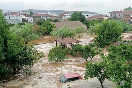 Esta vista general muestra un automóvil y casas en una zona inundada en Volos el 5 de septiembre de 2023