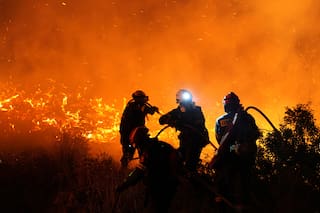 Grecia ordena más evacuaciones mientras los bomberos combaten un gran incendio en la isla de Chios