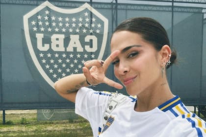 Greeicy en Buenos Aires: antes de su show tuvo tiempo para conocer al plantel de Boca y ponerse una casaca azul y oro