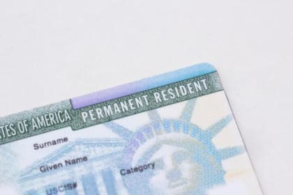 La green card puede ser revocada si se cometen ciertos delitos graves