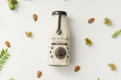 Leche de almendras natural Green Food Makers, botella de vidrio 250 ml, $50. También hay saborizadas: de vainilla y de chocolate