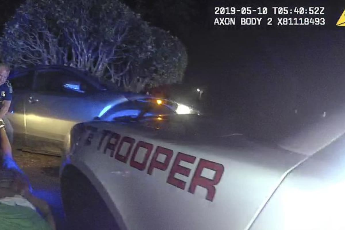 Greene es arrastrado de los pies por un agente policial, en 2019